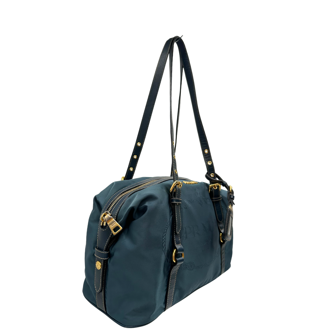 lato Borsa Prada in nylon color blu petrolio, finiture in pelle saffiano tono su tono e hardware dorato, di lusso, originale, ottime condizioni, usata