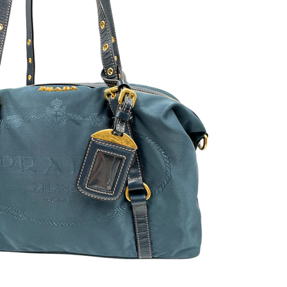 Borsa Prada in nylon color blu petrolio, finiture in pelle saffiano tono su tono e hardware dorato, di lusso, originale, ottime condizioni, usata 