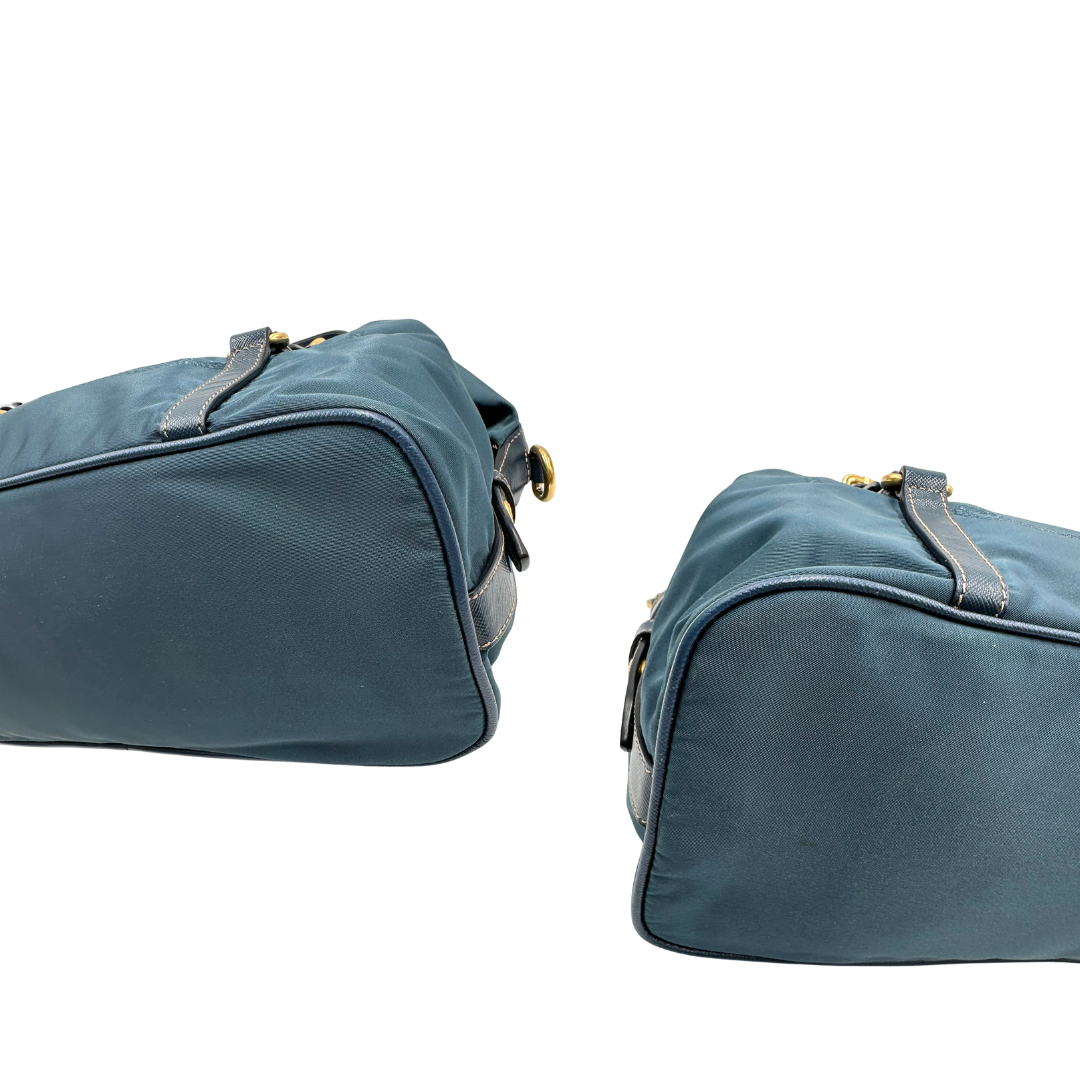 angoli Borsa Prada in nylon color blu petrolio, finiture in pelle saffiano tono su tono e hardware dorato, di lusso, originale, ottime condizioni, usata 