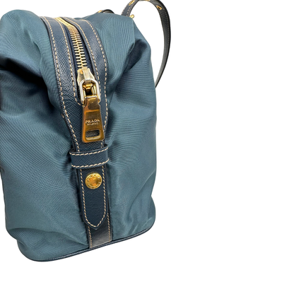 Borsa Prada in nylon color blu petrolio, finiture in pelle saffiano tono su tono e hardware dorato, di lusso, originale, ottime condizioni, usata
