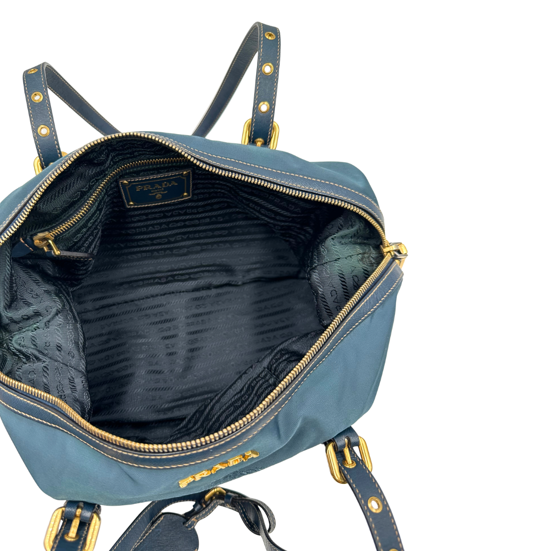 interno Borsa Prada in nylon color blu petrolio, finiture in pelle saffiano tono su tono e hardware dorato, di lusso, originale, ottime condizioni, usata 