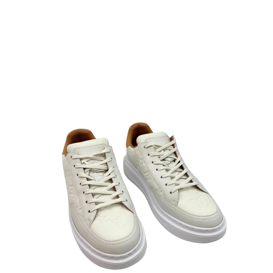La sneaker Beverly Hills è realizzata in morbida pelle di vitello martellata con l'iconico motivo Monogram impresso