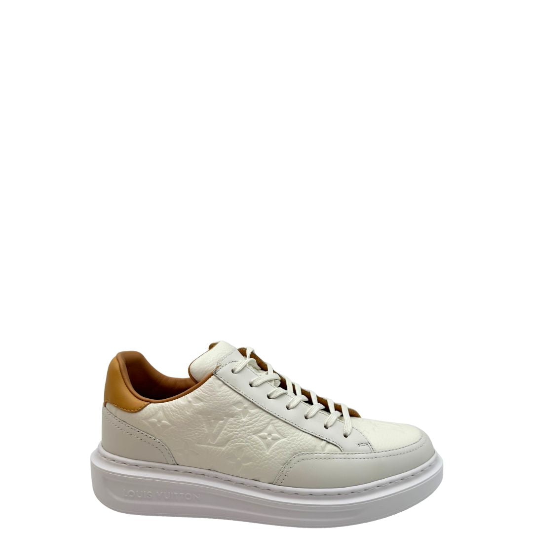 La sneaker Beverly Hills è realizzata in morbida pelle di vitello martellata con l'iconico motivo Monogram impresso