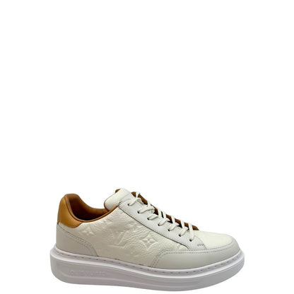 La sneaker Beverly Hills è realizzata in morbida pelle di vitello martellata con l'iconico motivo Monogram impresso