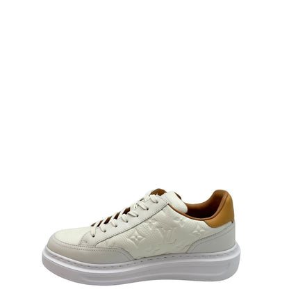 La sneaker Beverly Hills è realizzata in morbida pelle di vitello martellata con l'iconico motivo Monogram impresso