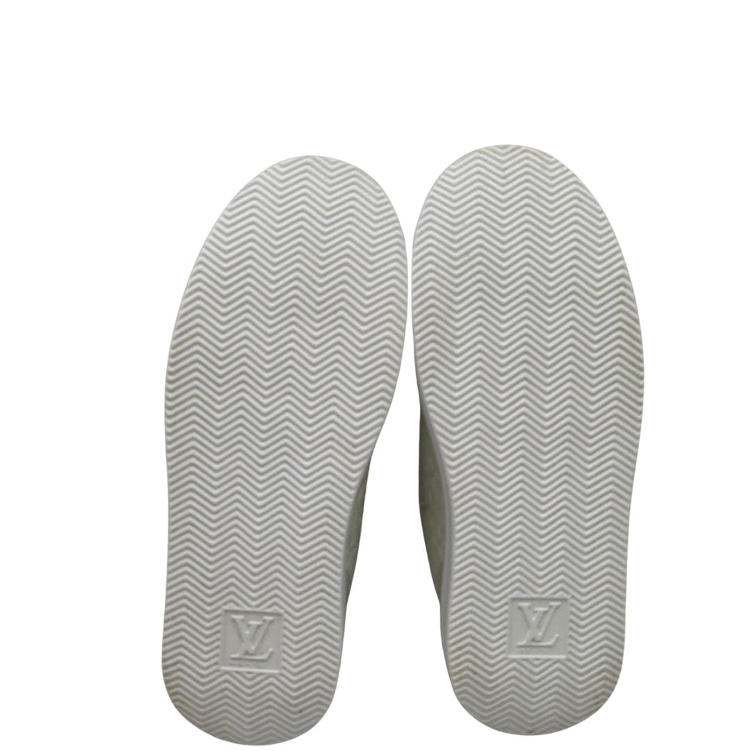 La sneaker Beverly Hills è realizzata in morbida pelle di vitello martellata con l'iconico motivo Monogram impresso