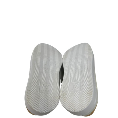 La sneaker Beverly Hills è realizzata in morbida pelle di vitello martellata con l'iconico motivo Monogram impresso