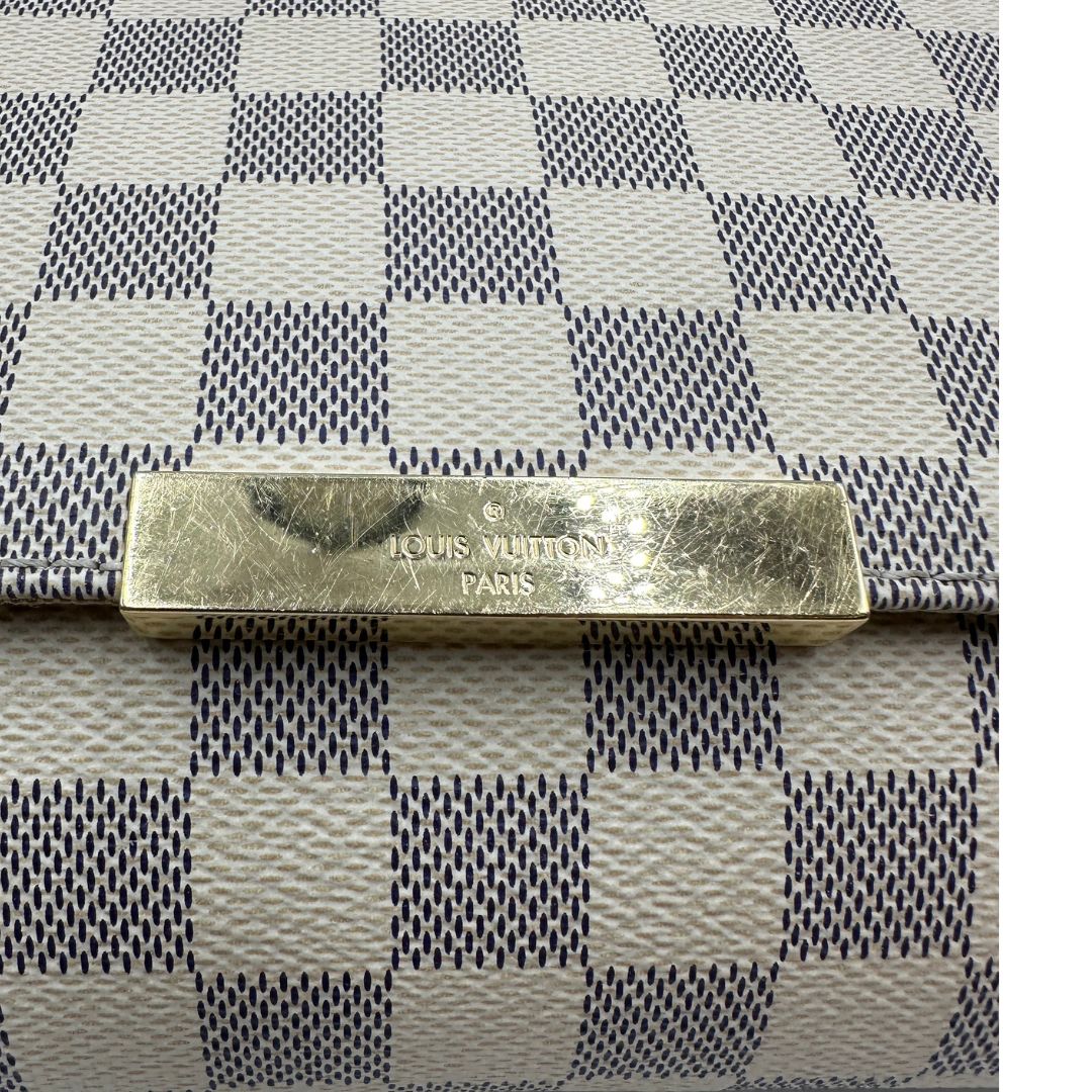 Chiusura, Borsa Louis Vuitton Favorite in canvas Damier Azur con parti metalliche dorate. Munita di una tracolla amovibile in vacchetta naturale e un manico in catena. Originale, usata, di lusso, in ottime condizioni.