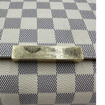 Chiusura, Borsa Louis Vuitton Favorite in canvas Damier Azur con parti metalliche dorate. Munita di una tracolla amovibile in vacchetta naturale e un manico in catena. Originale, usata, di lusso, in ottime condizioni.