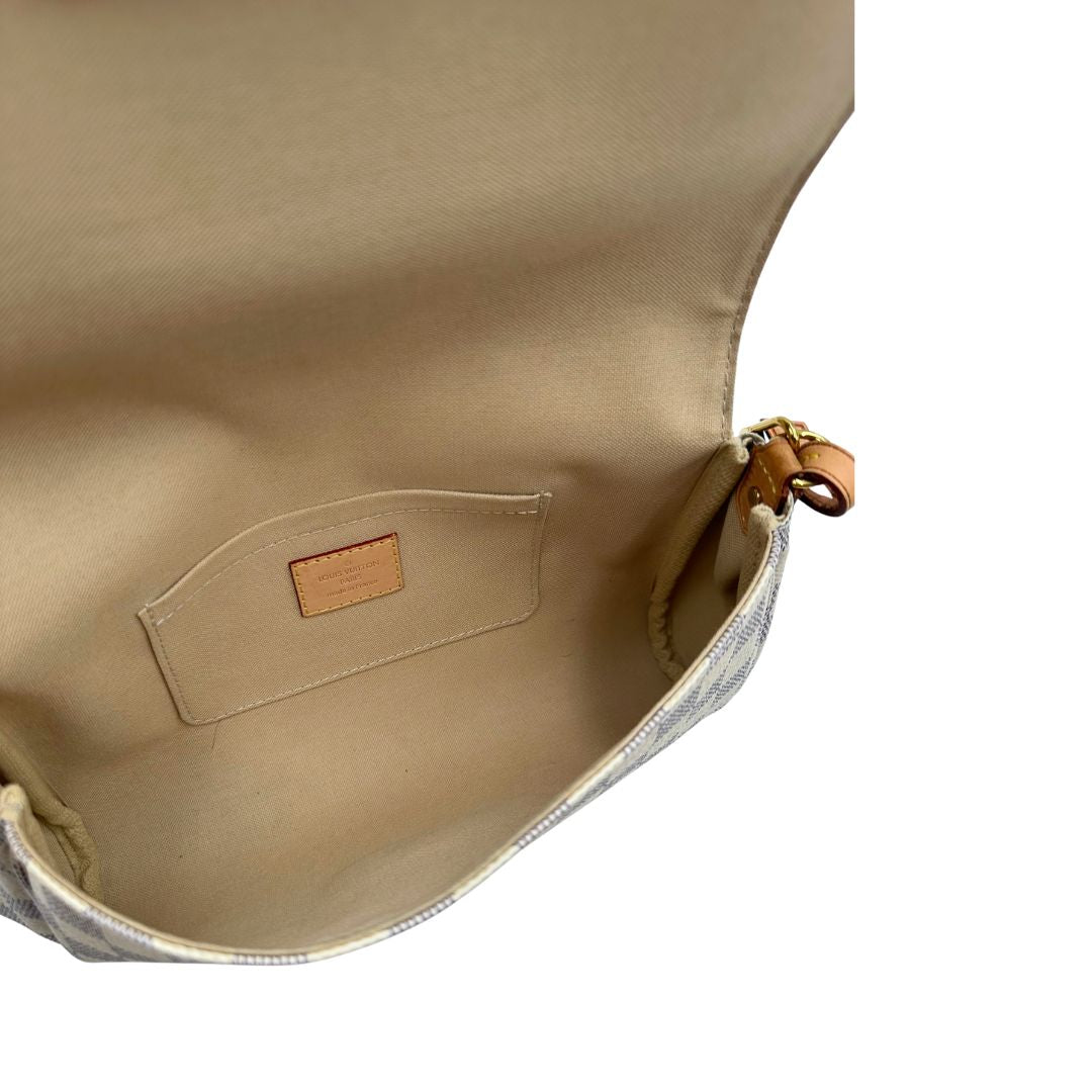 Interno, Borsa Louis Vuitton Favorite in canvas Damier Azur con parti metalliche dorate. Munita di una tracolla amovibile in vacchetta naturale e un manico in catena. Originale, usata, di lusso, in ottime condizioni.
