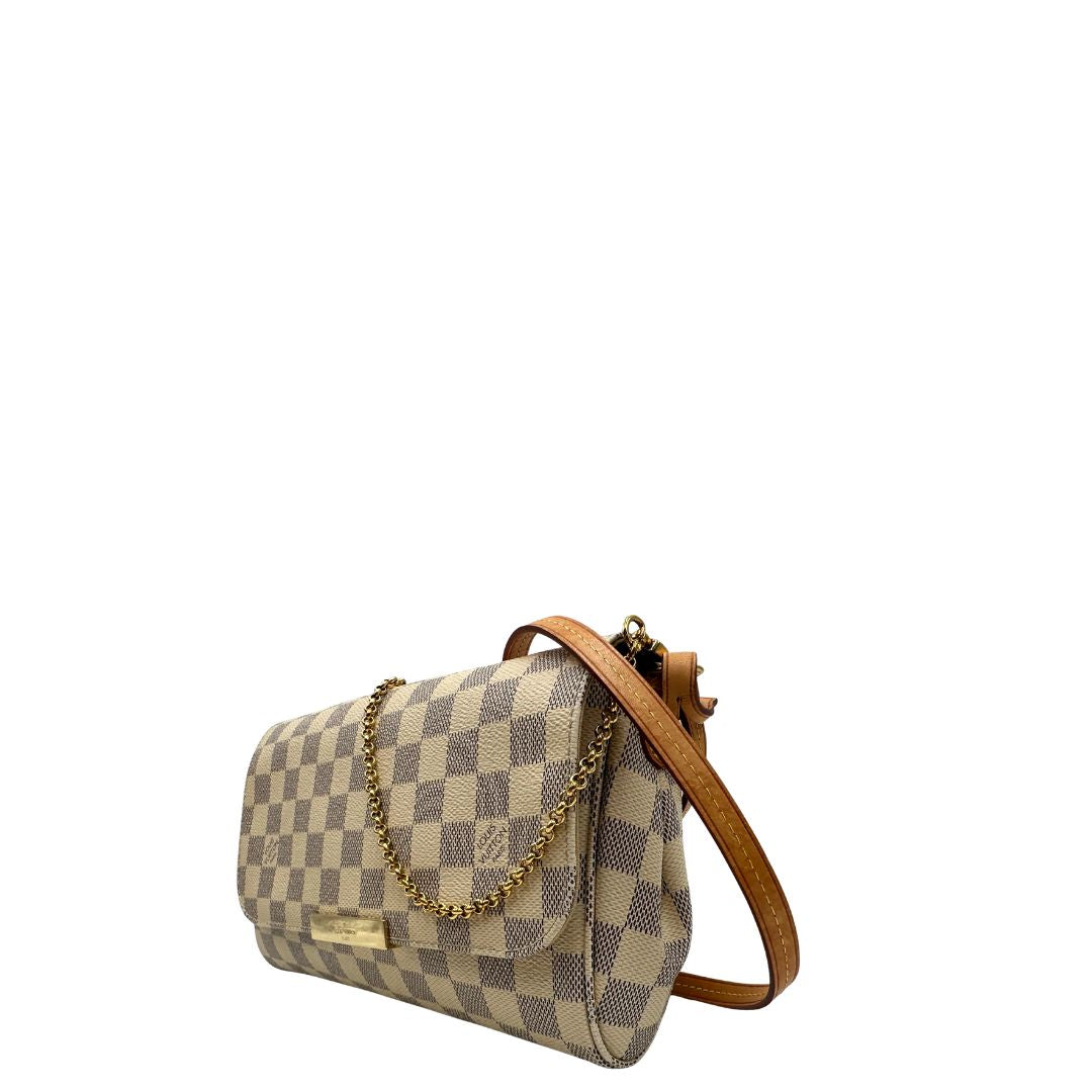 Laterale, Borsa Louis Vuitton Favorite in canvas Damier Azur con parti metalliche dorate. Munita di una tracolla amovibile in vacchetta naturale e un manico in catena. Originale, usata, di lusso, in ottime condizioni.