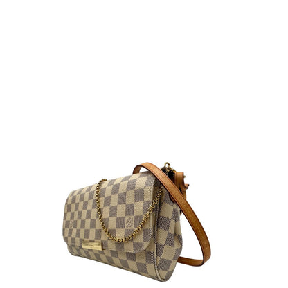 Laterale, Borsa Louis Vuitton Favorite in canvas Damier Azur con parti metalliche dorate. Munita di una tracolla amovibile in vacchetta naturale e un manico in catena. Originale, usata, di lusso, in ottime condizioni.