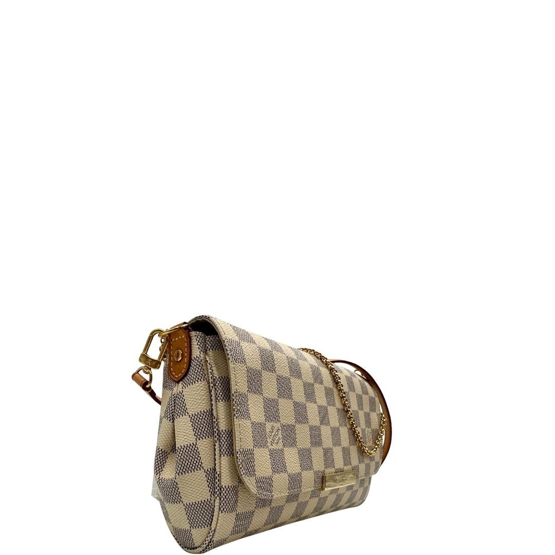 Laterale, Borsa Louis Vuitton Favorite in canvas Damier Azur con parti metalliche dorate. Munita di una tracolla amovibile in vacchetta naturale e un manico in catena. Originale, usata, di lusso, in ottime condizioni.
