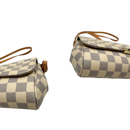 Angoli, Borsa Louis Vuitton Favorite in canvas Damier Azur con parti metalliche dorate. Munita di una tracolla amovibile in vacchetta naturale e un manico in catena. Originale, usata, di lusso, in ottime condizioni.
