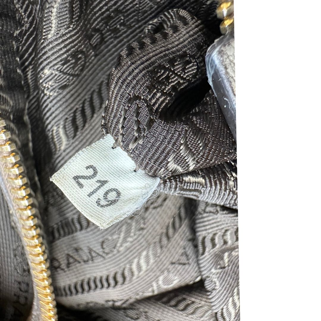 interno Borsa Prada in pelle grigia, dotata di doppi manici, dettagli in metallo dorato, di lusso, originale, ottime condizioni, usata 