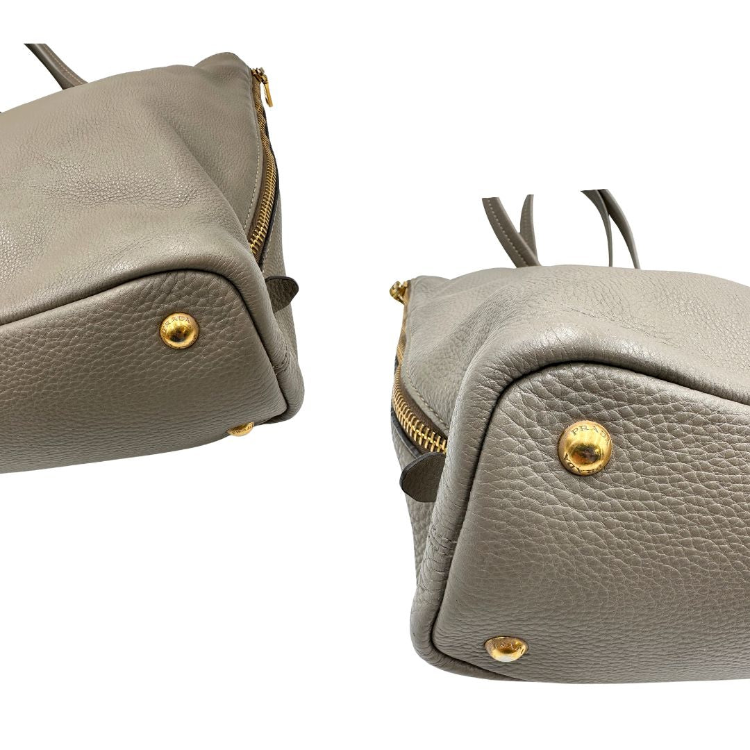 angoli Borsa Prada in pelle grigia, dotata di doppi manici, dettagli in metallo dorato, di lusso, originale, ottime condizioni, usata