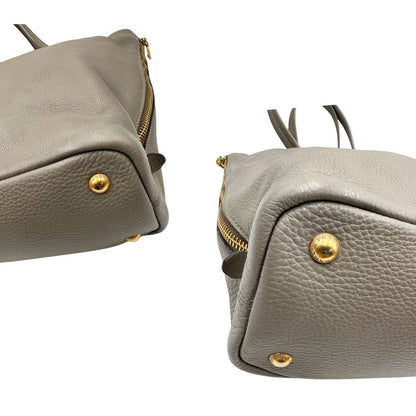 angoli Borsa Prada in pelle grigia, dotata di doppi manici, dettagli in metallo dorato, di lusso, originale, ottime condizioni, usata