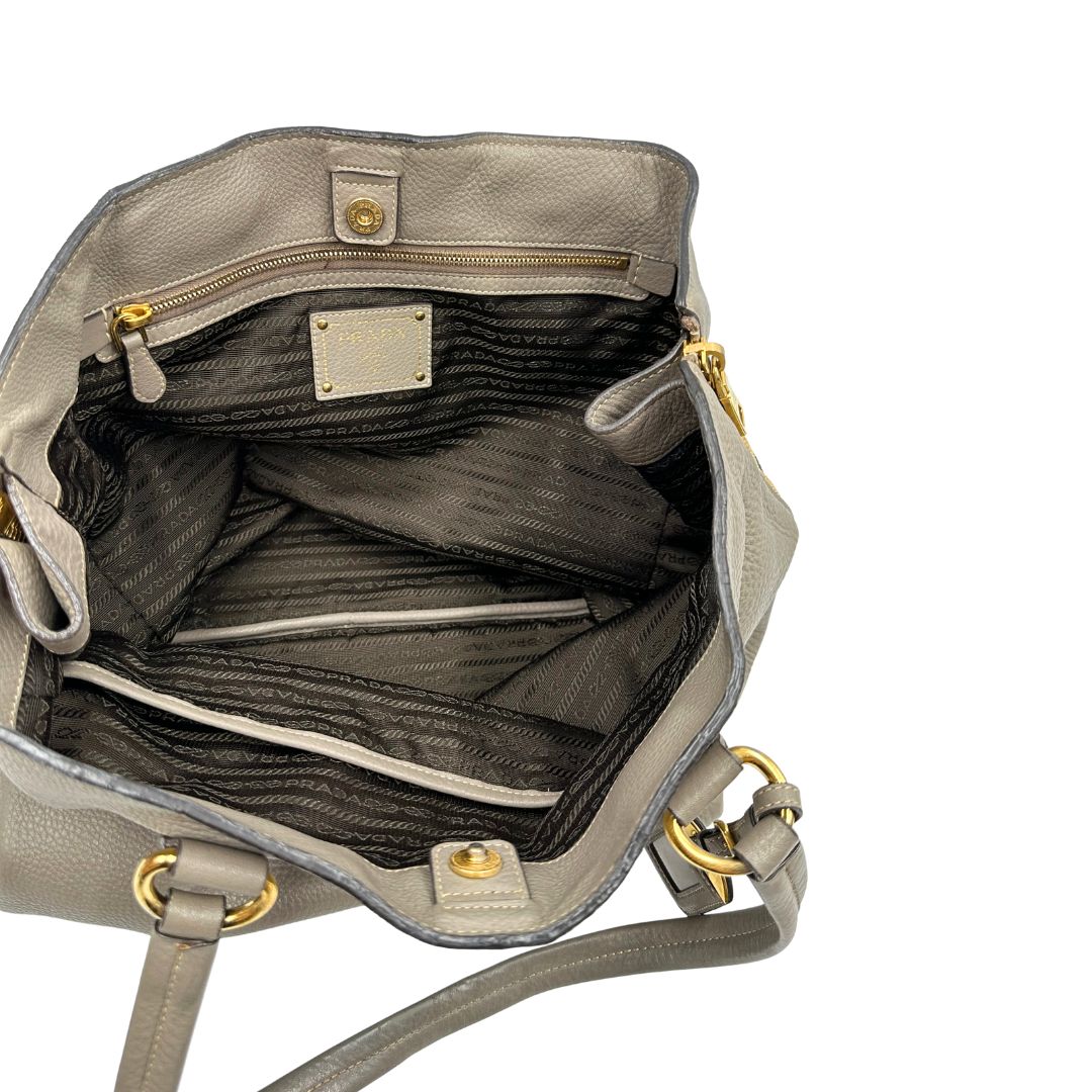 interno Borsa Prada in pelle grigia, dotata di doppi manici, dettagli in metallo dorato, di lusso, originale, ottime condizioni, usata 