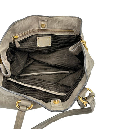 interno Borsa Prada in pelle grigia, dotata di doppi manici, dettagli in metallo dorato, di lusso, originale, ottime condizioni, usata 