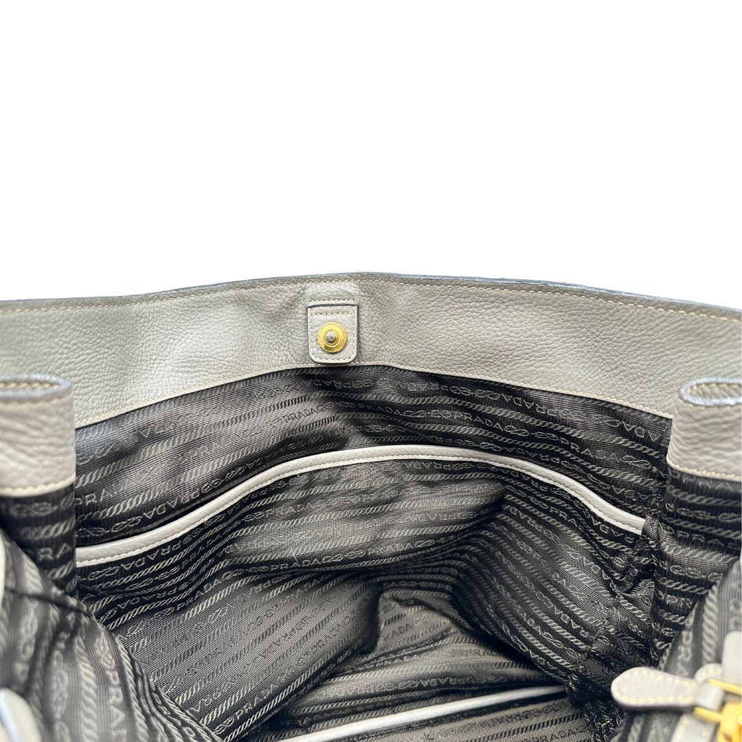 interno Borsa Prada in pelle grigia, dotata di doppi manici, dettagli in metallo dorato, di lusso, originale, ottime condizioni, usata 