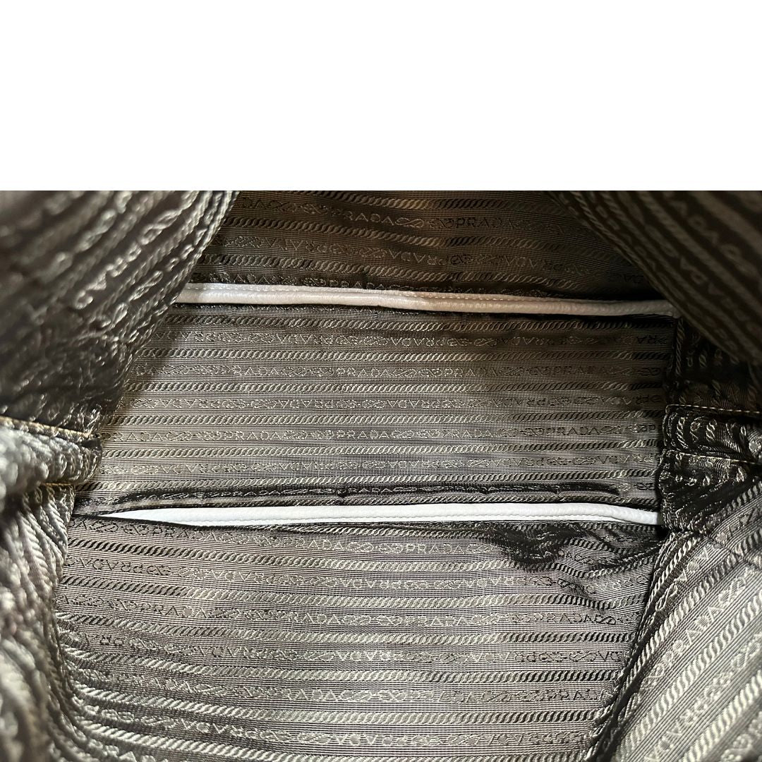 interno Borsa Prada in pelle grigia, dotata di doppi manici, dettagli in metallo dorato, di lusso, originale, ottime condizioni, usata 