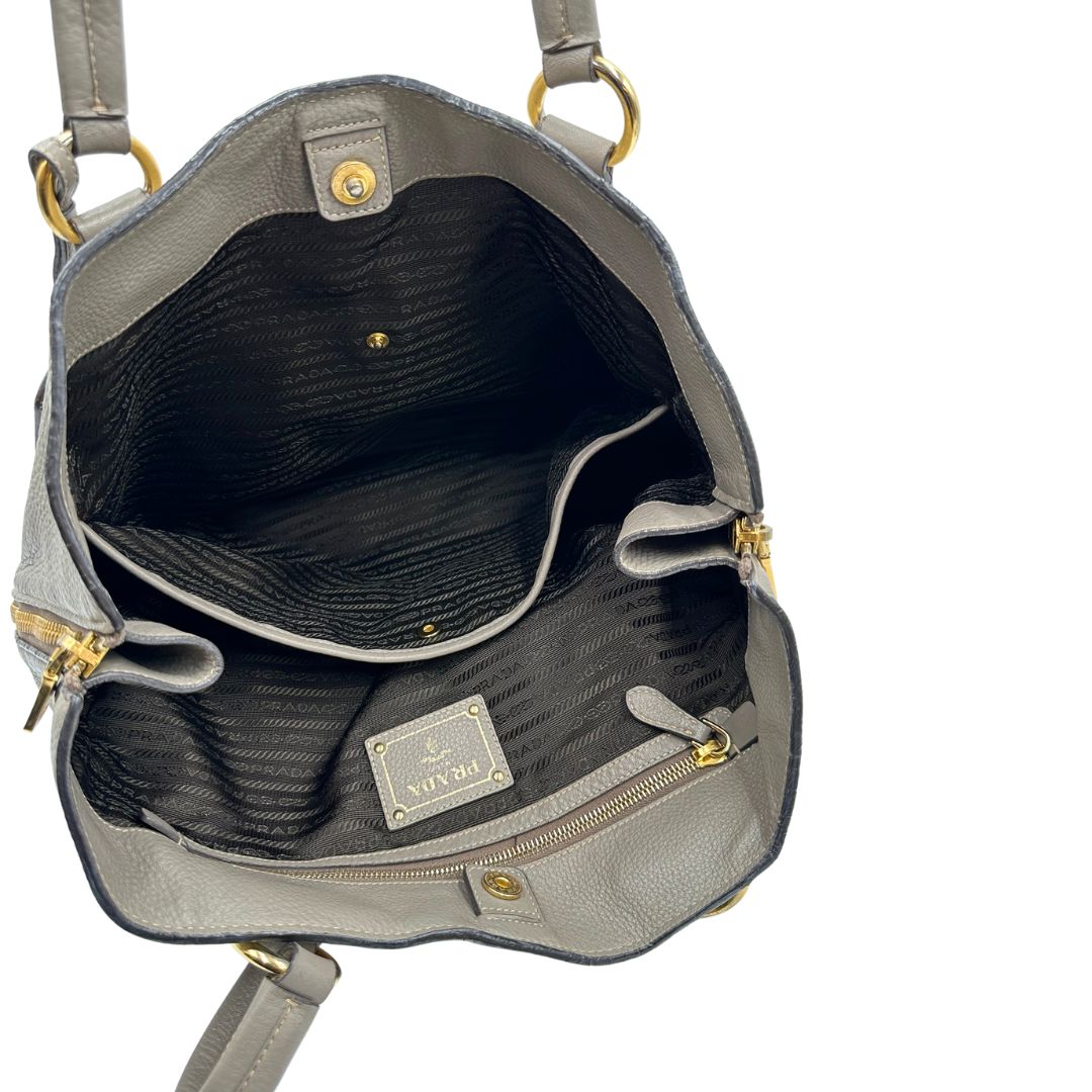 interno Borsa Prada in pelle grigia, dotata di doppi manici, dettagli in metallo dorato, di lusso, originale, ottime condizioni, usata 