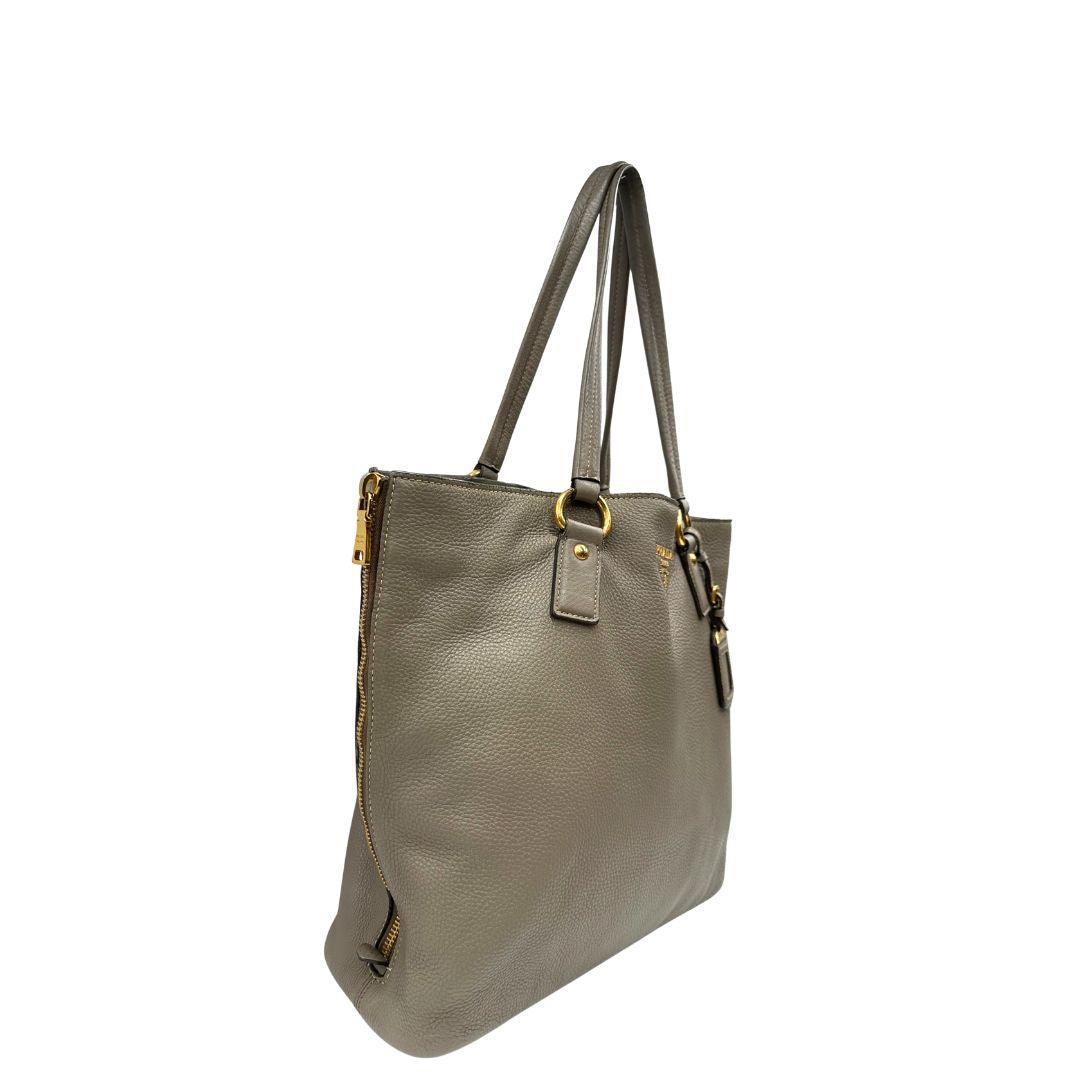 lato Borsa Prada in pelle grigia, dotata di doppi manici, dettagli in metallo dorato, di lusso, originale, ottime condizioni, usata 