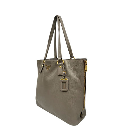 lato Borsa Prada in pelle grigia, dotata di doppi manici, dettagli in metallo dorato, di lusso, originale, ottime condizioni, usata 