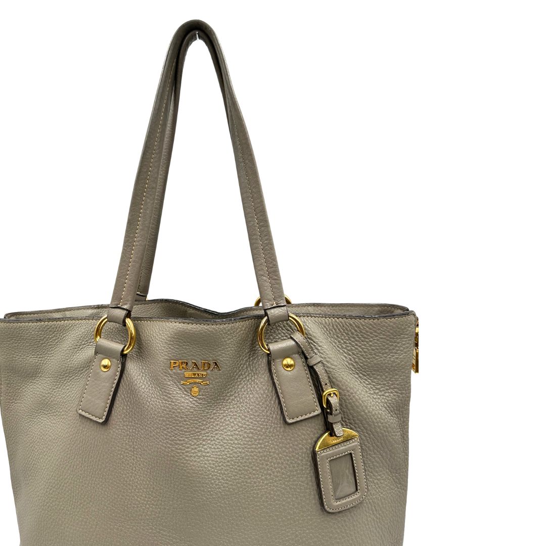 manici Borsa Prada in pelle grigia, dotata di doppi manici, dettagli in metallo dorato, di lusso, originale, ottime condizioni, usata