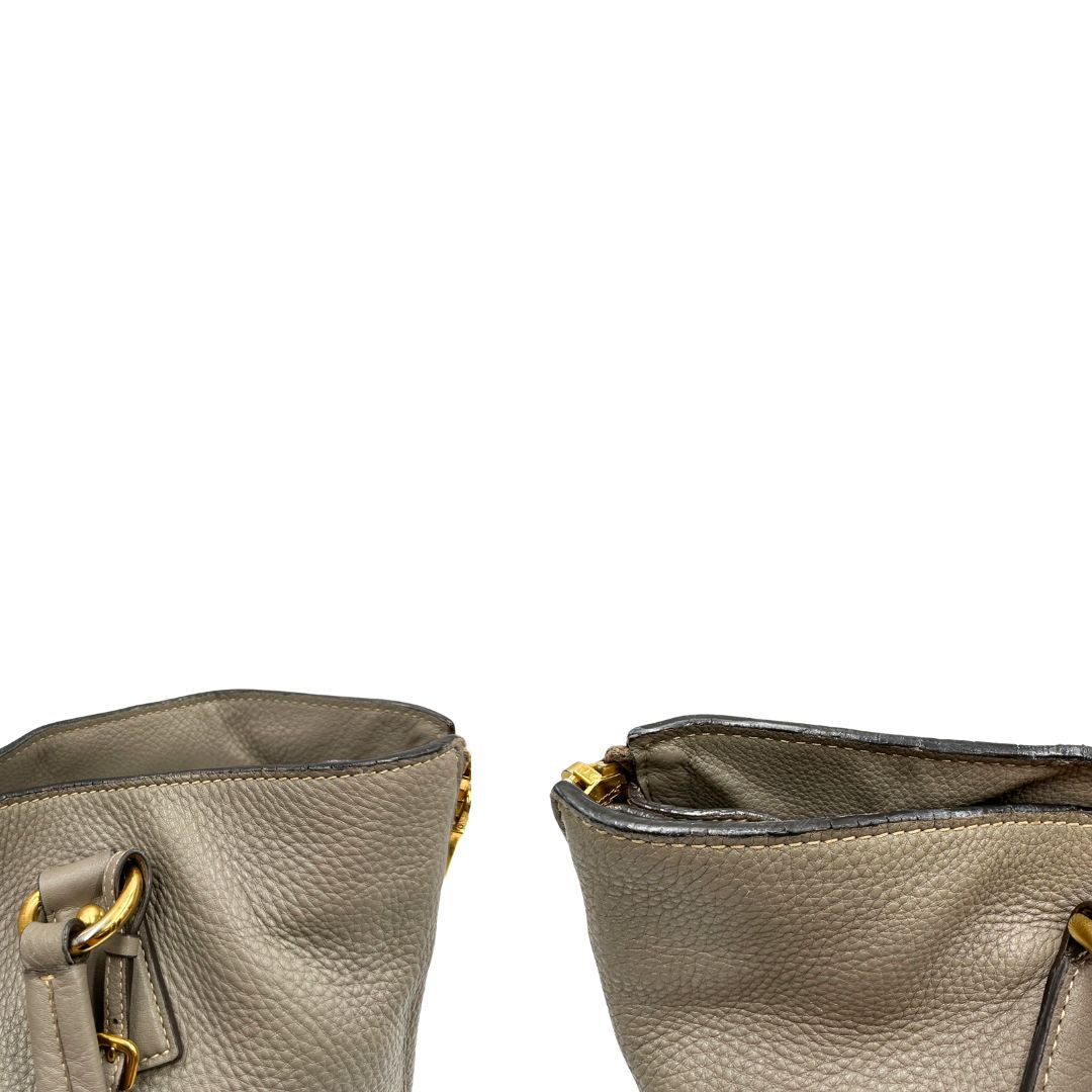 Borsa Prada in pelle grigia, dotata di doppi manici, dettagli in metallo dorato, di lusso, originale, ottime condizioni, usata 