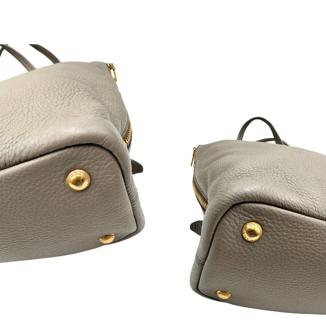 abngoli Borsa Prada in pelle grigia, dotata di doppi manici, dettagli in metallo dorato, di lusso, originale, ottime condizioni, usata 