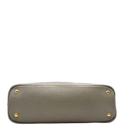 baase Borsa Prada in pelle grigia, dotata di doppi manici, dettagli in metallo dorato, di lusso, originale, ottime condizioni, usata 