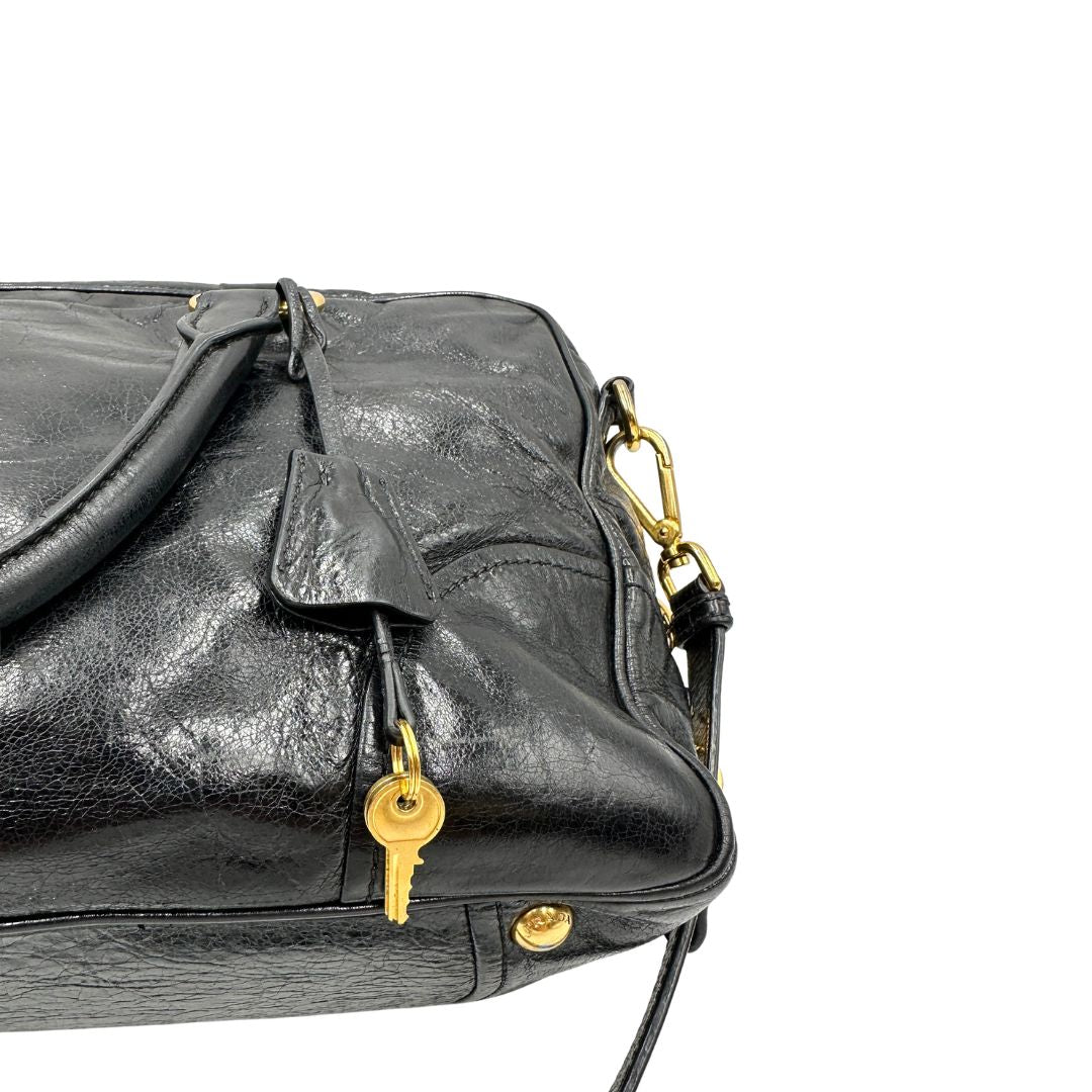 Borsa Prada in pelle nera effetto invecchiato, dotata di doppi manici e tracolla regolabile e amovibile con dettagli in metallo dorato, design capiente e versatile. Originale, usato, di lusso, in ottime condizioni.