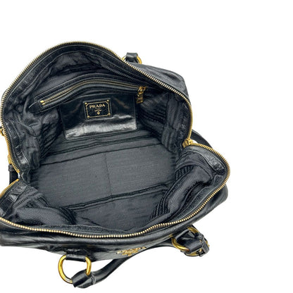 Borsa Prada in pelle nera effetto invecchiato, dotata di doppi manici e tracolla regolabile e amovibile con dettagli in metallo dorato, design capiente e versatile. Originale, usato, di lusso, in ottime condizioni.