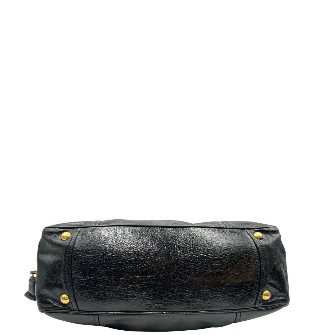 Borsa Prada in pelle nera effetto invecchiato, dotata di doppi manici e tracolla regolabile e amovibile con dettagli in metallo dorato, design capiente e versatile. Originale, usato, di lusso, in ottime condizioni.