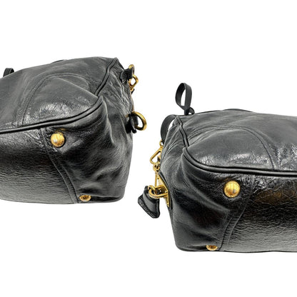Borsa Prada in pelle nera effetto invecchiato, dotata di doppi manici e tracolla regolabile e amovibile con dettagli in metallo dorato, design capiente e versatile. Originale, usato, di lusso, in ottime condizioni.
