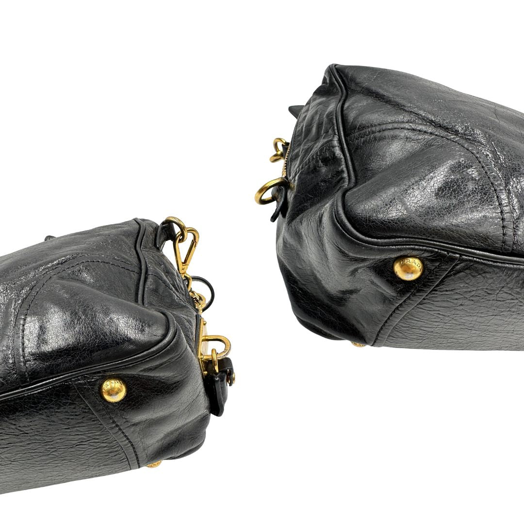 Borsa Prada in pelle nera effetto invecchiato, dotata di doppi manici e tracolla regolabile e amovibile con dettagli in metallo dorato, design capiente e versatile. Originale, usato, di lusso, in ottime condizioni.