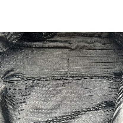 Borsa Prada in pelle nera effetto invecchiato, dotata di doppi manici e tracolla regolabile e amovibile con dettagli in metallo dorato, design capiente e versatile. Originale, usato, di lusso, in ottime condizioni.