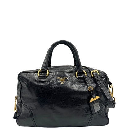 Borsa Prada in pelle nera effetto invecchiato, dotata di doppi manici e tracolla regolabile e amovibile con dettagli in metallo dorato, design capiente e versatile. Originale, usato, di lusso, in ottime condizioni.