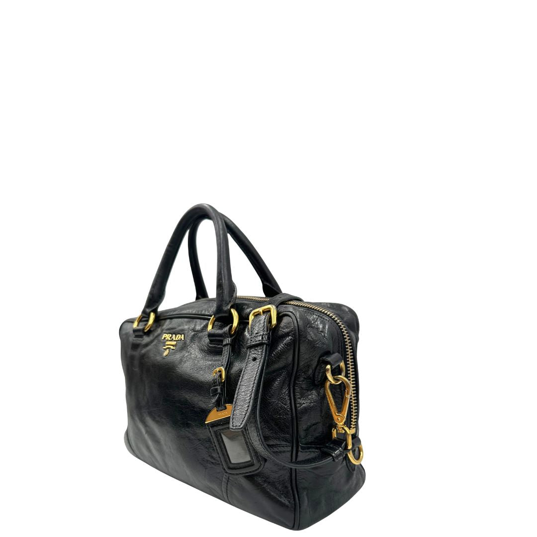 Borsa Prada in pelle nera effetto invecchiato, dotata di doppi manici e tracolla regolabile e amovibile con dettagli in metallo dorato, design capiente e versatile. Originale, usato, di lusso, in ottime condizioni.