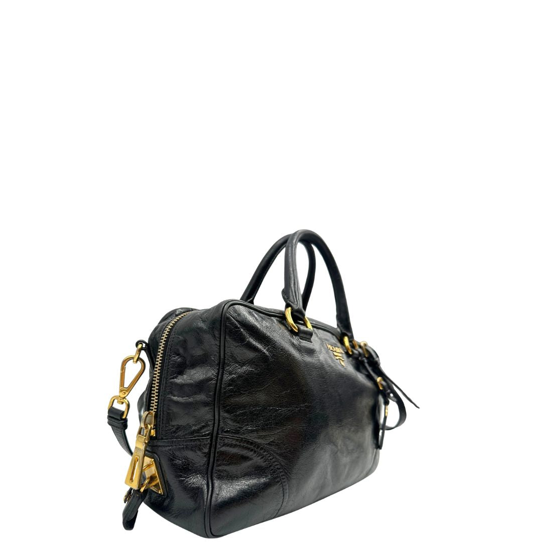 Borsa Prada in pelle nera effetto invecchiato, dotata di doppi manici e tracolla regolabile e amovibile con dettagli in metallo dorato, design capiente e versatile. Originale, usato, di lusso, in ottime condizioni.