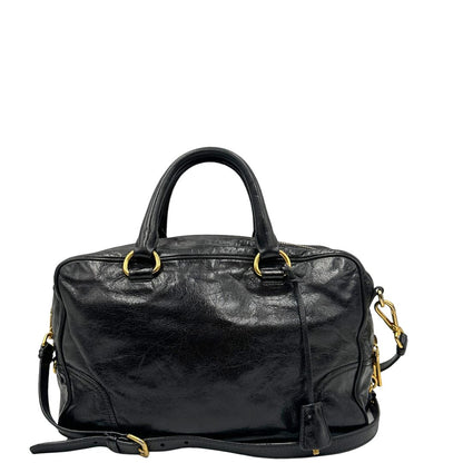 Borsa Prada in pelle nera effetto invecchiato, dotata di doppi manici e tracolla regolabile e amovibile con dettagli in metallo dorato, design capiente e versatile. Originale, usato, di lusso, in ottime condizioni.