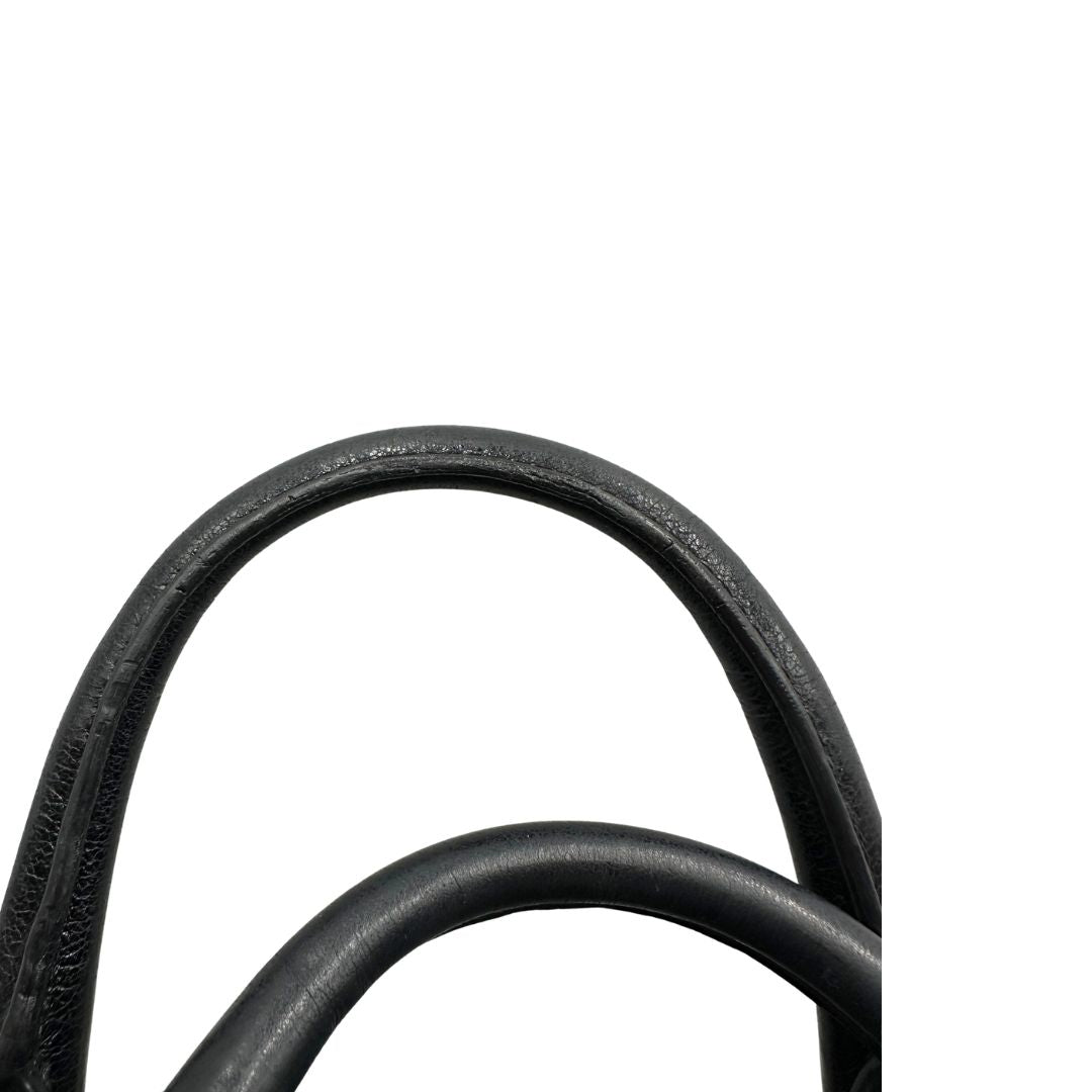 Borsa Prada in pelle nera effetto invecchiato, dotata di doppi manici e tracolla regolabile e amovibile con dettagli in metallo dorato, design capiente e versatile. Originale, usato, di lusso, in ottime condizioni.
