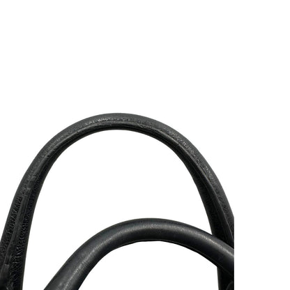 Borsa Prada in pelle nera effetto invecchiato, dotata di doppi manici e tracolla regolabile e amovibile con dettagli in metallo dorato, design capiente e versatile. Originale, usato, di lusso, in ottime condizioni.