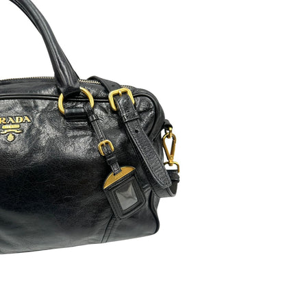 Borsa Prada in pelle nera effetto invecchiato, dotata di doppi manici e tracolla regolabile e amovibile con dettagli in metallo dorato, design capiente e versatile. Originale, usato, di lusso, in ottime condizioni.