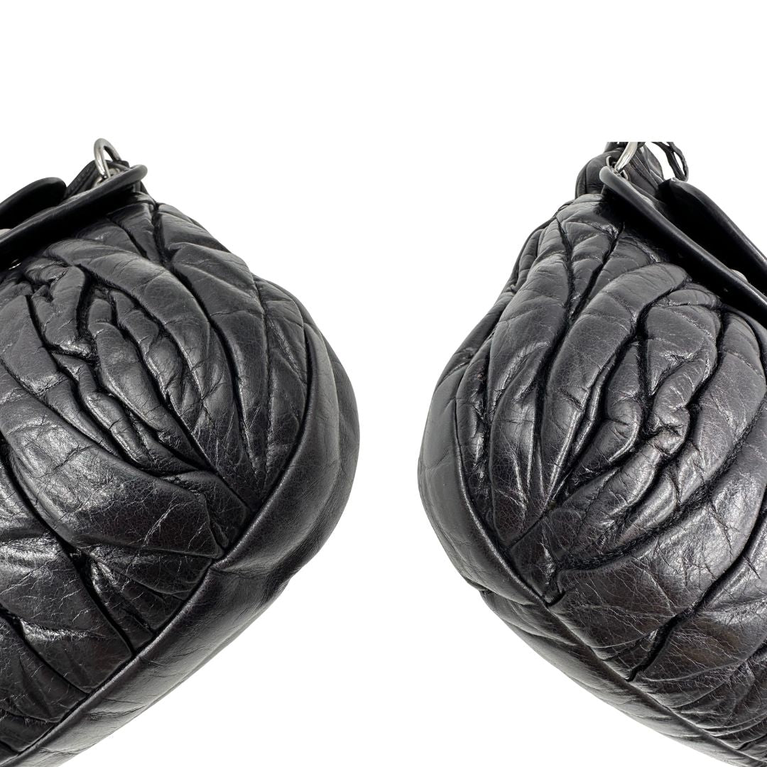 angoli della borsa Miu Miu realizzata in pelle color viola melanzana con lavorazione matelassé, caratterizzata da morbide arricciature, di lusso, originale, ottime condizioni, usata 