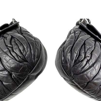 angoli della borsa Miu Miu realizzata in pelle color viola melanzana con lavorazione matelassé, caratterizzata da morbide arricciature, di lusso, originale, ottime condizioni, usata 