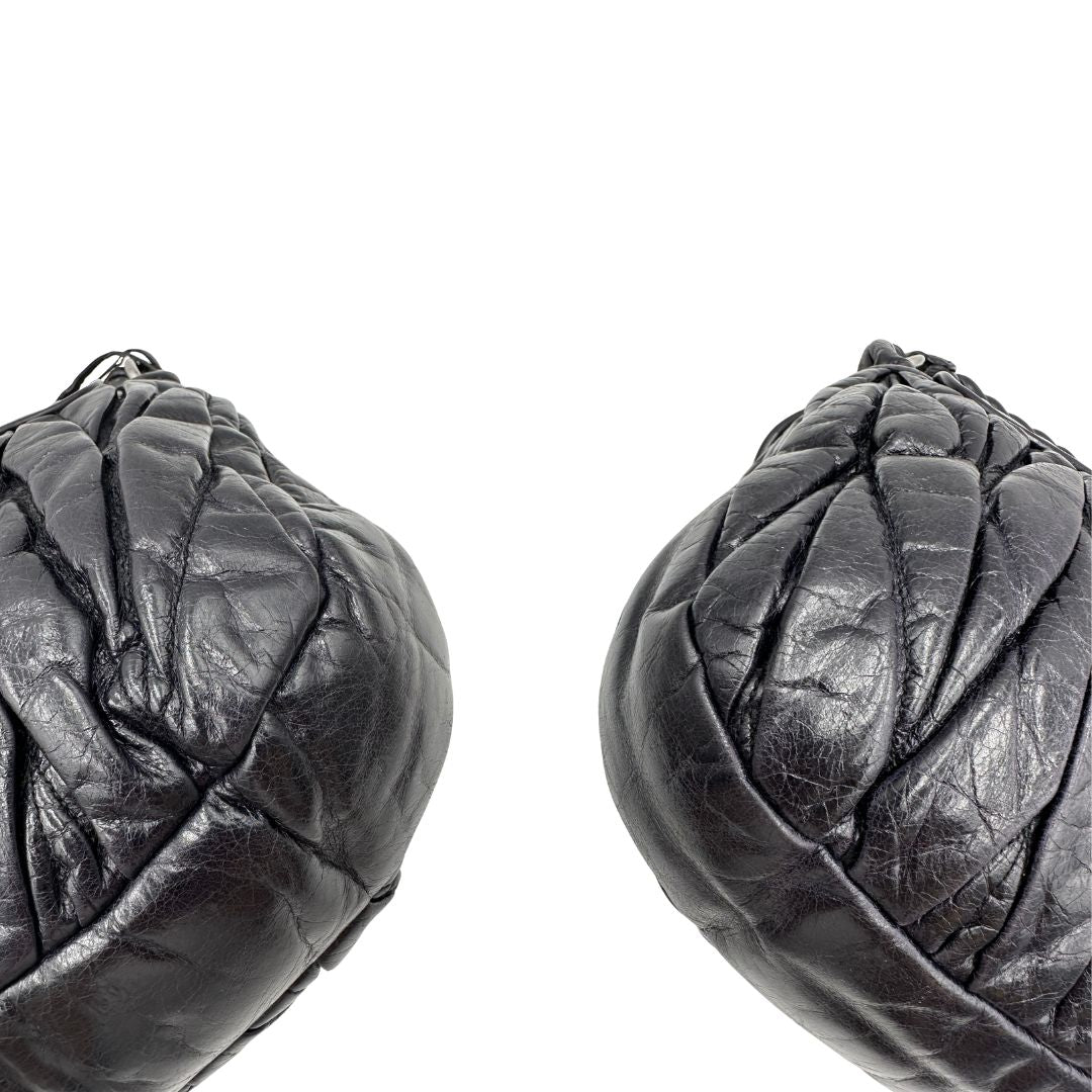 angoli della borsa Miu Miu realizzata in pelle color viola melanzana con lavorazione matelassé, caratterizzata da morbide arricciature, di lusso, originale, ottime condizioni, usata 