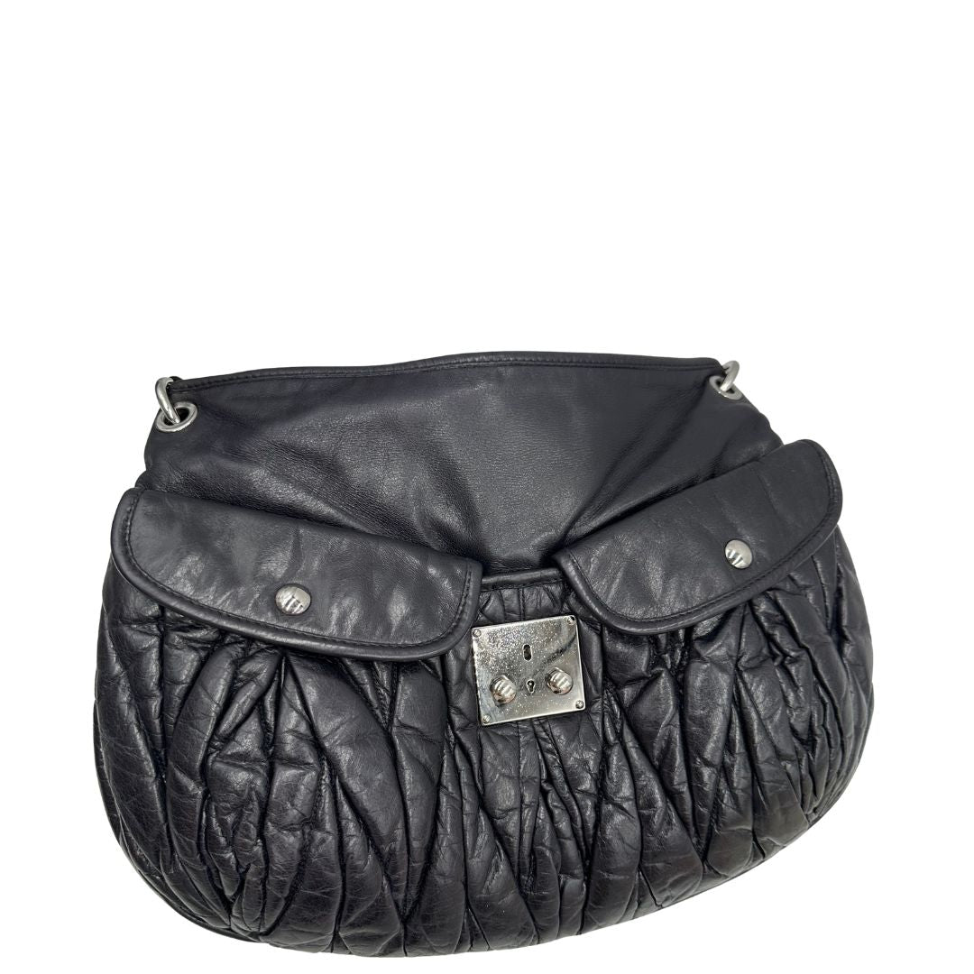  borsa Miu Miu realizzata in pelle color viola melanzana con lavorazione matelassé, caratterizzata da morbide arricciature, di lusso, originale, ottime condizioni, usata