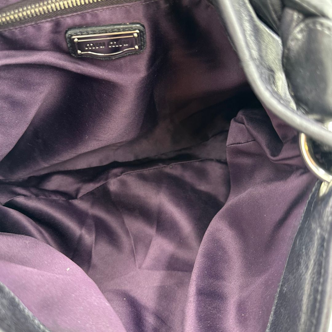 interno della borsa Miu Miu realizzata in pelle color viola melanzana con lavorazione matelassé, caratterizzata da morbide arricciature, di lusso, originale, ottime condizioni, usata